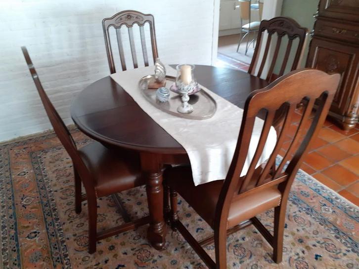 Massief eiken tafel met 4 bijhorende stoelen en mat, Huis en Inrichting, Tafels | Eettafels, Zo goed als nieuw, Ophalen