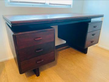 Vrijstaande vintage bureau beschikbaar voor biedingen
