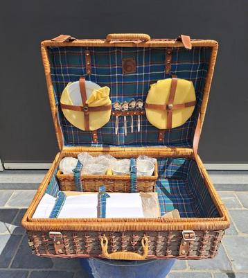Rieten picknickmand met inhoud (nieuw) beschikbaar voor biedingen