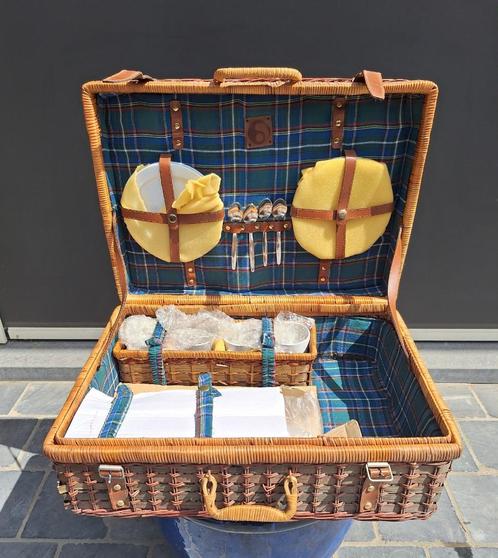Rieten picknickmand met inhoud (nieuw), Hobby en Vrije tijd, Picknickmanden, Zo goed als nieuw, Ophalen