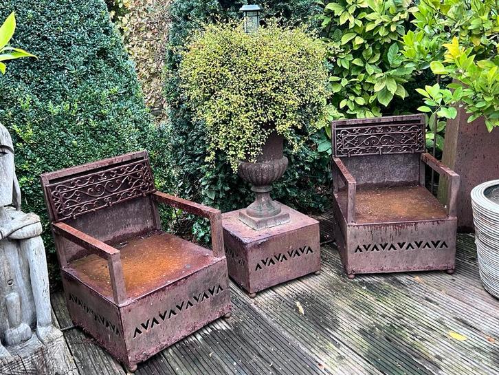 Twee afrikaanse oude zeteltjes lange  lage tafel en klein, Tuin en Terras, Tuinmeubel-accessoires, Gebruikt, Ophalen