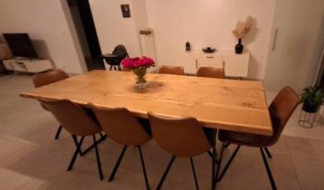 Eetkamer : eikTafel + 8 Stoelen + 2 Dressoirs en tvkast beschikbaar voor biedingen