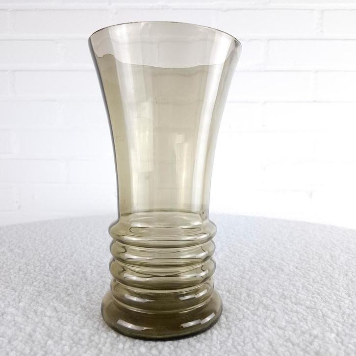 Vintage Copier Art deco vaas jaren 30 rookglas ribbelvaas, Antiquités & Art, Antiquités | Vases, Enlèvement ou Envoi