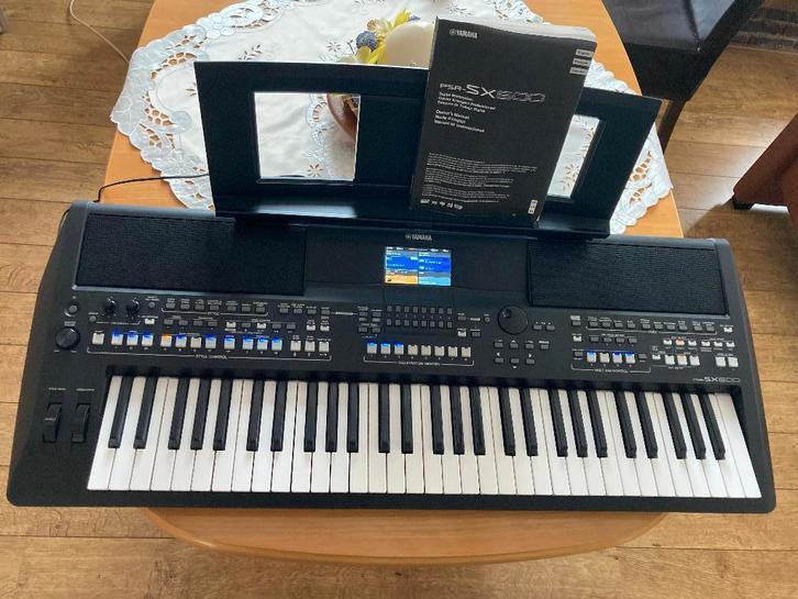 Yamaha PSR SX600, Muziek en Instrumenten, Keyboards, Zo goed als nieuw, 61 toetsen, Yamaha, Aanslaggevoelig, Midi-aansluiting