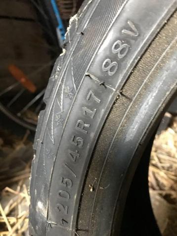 4 pneus hivers 205/45R17 88V 15pouces "ETAT IMPECCABLE"