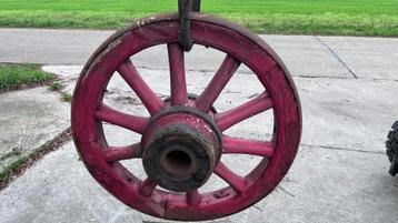 Drie oude houten spaakwielen met ijzeren rand, decoratief beschikbaar voor biedingen