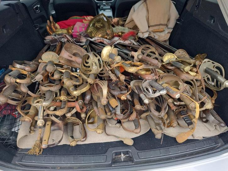 Militaria " Le Bibelot" verzameling sabels , epées , etc, Verzamelen, Militaria | Algemeen, Verzenden