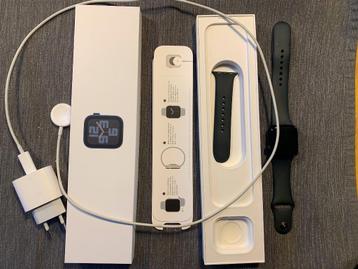 Apple Watch SE (2 nd gen) 40 mm beschikbaar voor biedingen