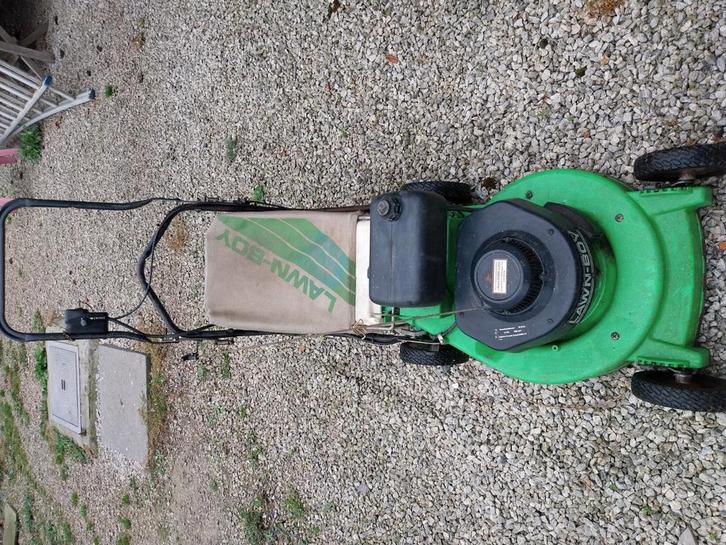 Zelfrijdende 2-takt grasmaaier Lawnboy in goede staat., Tuin en Terras, Grasmaaiers, Zo goed als nieuw, Benzine-grasmaaier, 40 t/m 49 cm