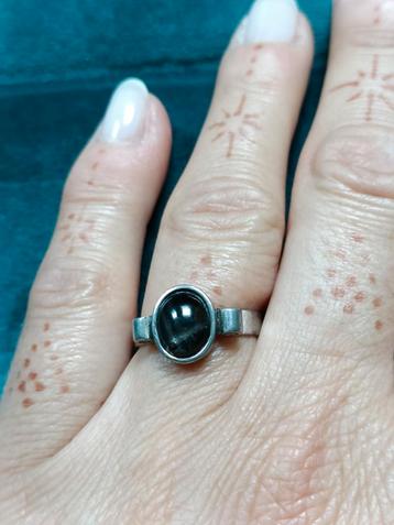 Jolie bague avec pierre noire  beschikbaar voor biedingen