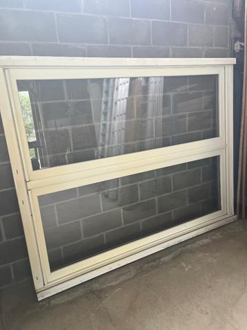 Wit pvc raam in dubbel isolerend  glas beschikbaar voor biedingen
