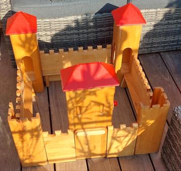 Groot houten kasteel  beschikbaar voor biedingen