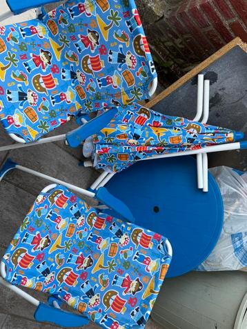 Table, 2chaise et un parasol pour enfant  beschikbaar voor biedingen