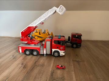 Grote brandweerwagen + grote vrachtwagen met oplegger+kraan