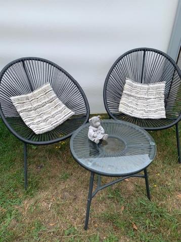 buiten tuin set met tafeltje beschikbaar voor biedingen
