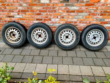 Originele aanhangwagen velgen. Banden zijn verduurd. beschikbaar voor biedingen