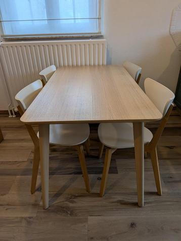 Eettafel plus vier stoelen beschikbaar voor biedingen