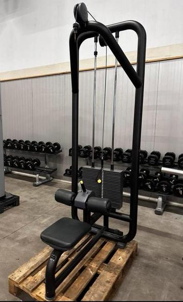 Technogym Lat Pulley met 120kg steekgewichten beschikbaar voor biedingen