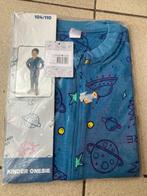 Nieuwe Onesie ' planeten ' Maat 104 / 110, Kinderen en Baby's, Ophalen of Verzenden, Nieuw, Jongen, Nacht- of Onderkleding