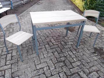 Tafel  en twee stoelen  beschikbaar voor biedingen