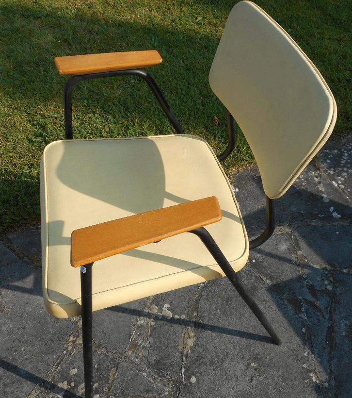 Chaise Guariche Meurop- 'M' - Skaï jaune - Accoudoirs vernis, Antiek en Kunst, Antiek | Meubels | Stoelen en Sofa's, Ophalen