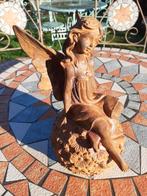 STATUE EN FONTE PATINEE (fée assise sur globe fleuri)., Jardin & Terrasse, Enlèvement ou Envoi, Neuf, Autres matériaux, Autres types