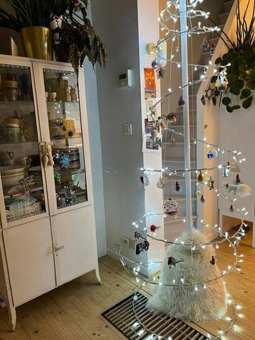 Spiraal kerstboom van metaal beschikbaar voor biedingen