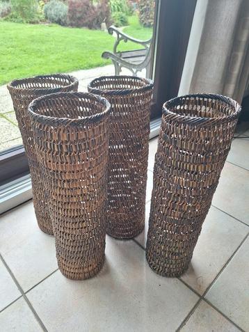 Ensemble de 4 tubes décoratifs en rotin tressé. (6 € pr tout