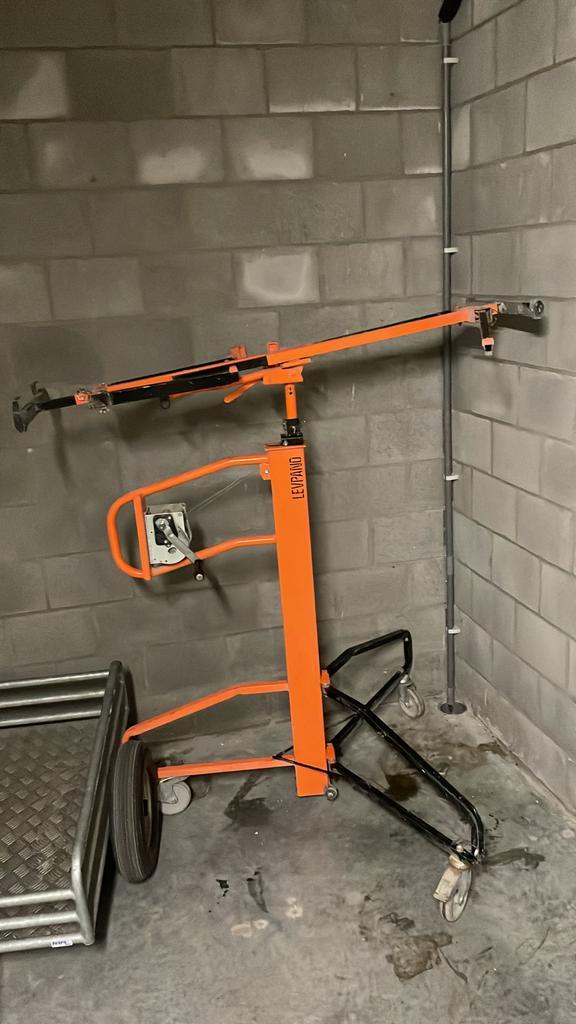 Te huur: Gipsplatenlift Levpano – plafondlift, Doe-het-zelf en Bouw, Steigers, Zo goed als nieuw, Ophalen