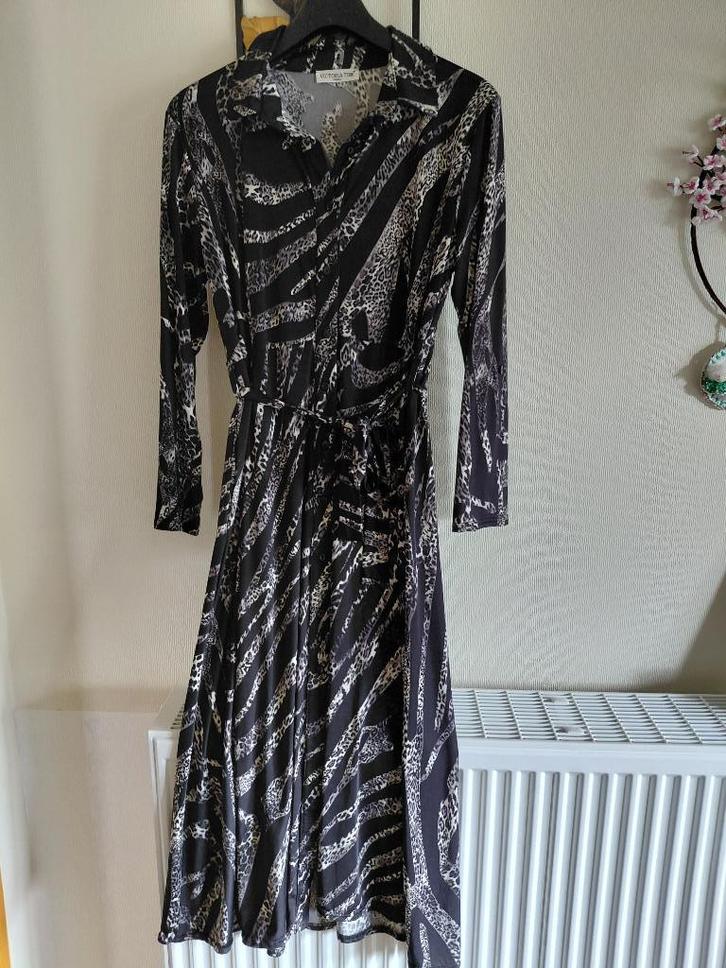 Lang zwart/wit kleed in motieven. Maat 44/46 Victoria Tom, Kleding | Dames, Jurken, Gedragen, Maat 46/48 (XL) of groter, Wit, Ophalen of Verzenden