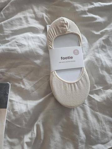 Kleine kousjes en panty beschikbaar voor biedingen