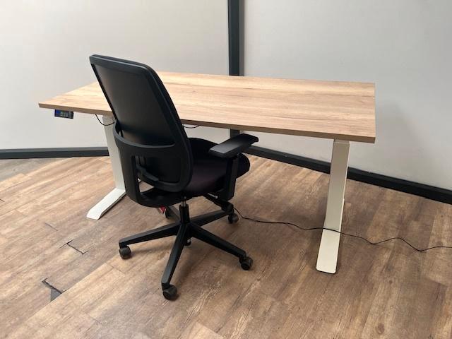 Wit elektrisch zit sta bureau, Computers en Software, Laptoptafels, Ophalen of Verzenden