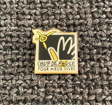 PIN - COUP DE POUCE - POUR MIEUX VIVRE, Envoi, Utilisé, Autres sujets/thèmes, Insigne ou Pin's