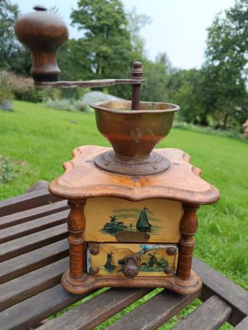 Vintage koffiemolen PeDe beschikbaar voor biedingen