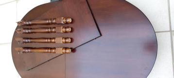 Houten tafel beschikbaar voor biedingen