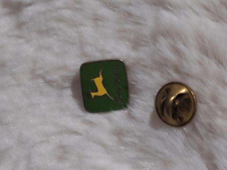 John Deere Deluxe brochespelden. (Trekker), Verzamelen, Speldjes, Pins en Buttons, Zo goed als nieuw, Ophalen of Verzenden