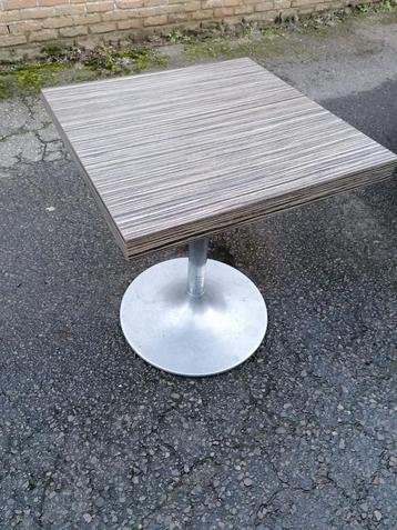 2 vierkante tafels beschikbaar voor biedingen