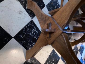 tafel en zes stoelen beschikbaar voor biedingen