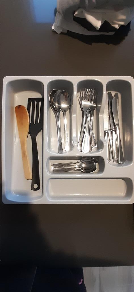 Besteklade 7€, Huis en Inrichting, Keuken | Bestek, Zo goed als nieuw, Bestekset, Kunststof, Vaatwasserbestendig, Ophalen