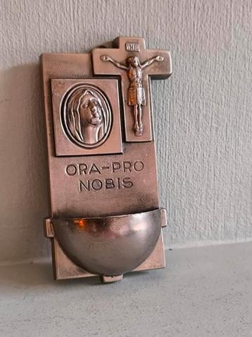 Metalen vintage wijwatervaatje beschikbaar voor biedingen