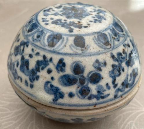 Blauw-wit porseleinen dekseldoosje uit de Ming-dynastie, Antiek en Kunst, Antiek | Porselein, Ophalen of Verzenden