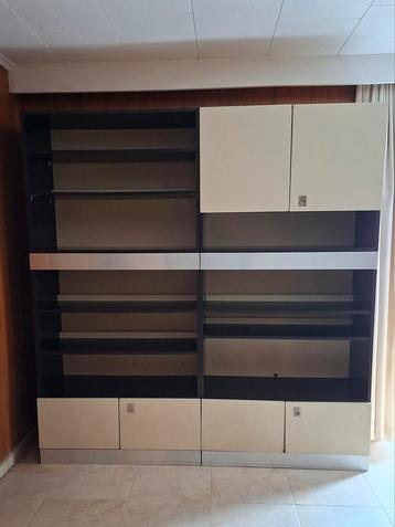 Wandmeubel met schappen 201cm breed x 210cm hoog beschikbaar voor biedingen
