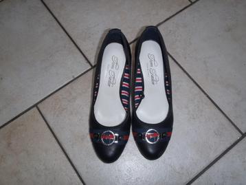 1 paire de chaussures Tom Tailer pointure 38