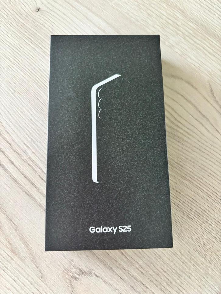 Samsung Galaxy S25 blueblack met galaxy watch 8, Télécoms, Téléphonie mobile | Samsung, Autres modèles, 128 GB, Android OS, 10 mégapixels ou plus