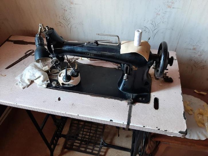 NAAIMACHINE PHOENIX Gietijzeren onderstel, Antiek en Kunst, Antiek | Naaimachines, Ophalen