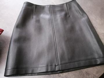 zwart rokje maat XS 34 leder look, Enlèvement ou Envoi, Au-dessus du genou, Comme neuf, Taille 34 (XS) ou plus petite