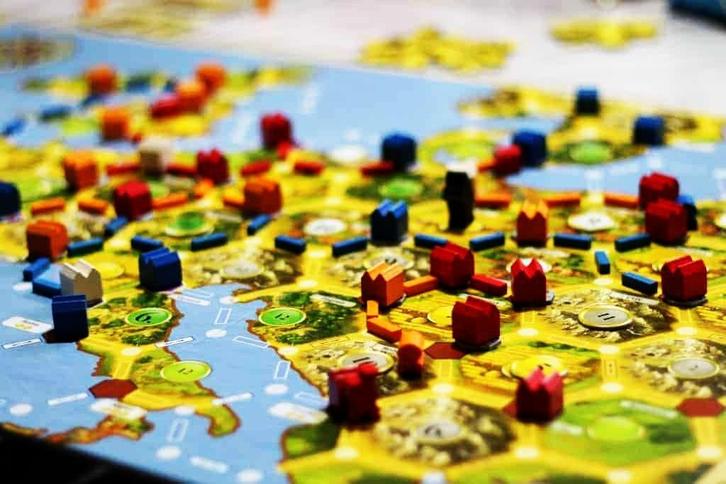 CATAN: Europa Ontwaakt – Klassiek spel met Europese twist, Hobby en Vrije tijd, Gezelschapsspellen | Bordspellen, Zo goed als nieuw