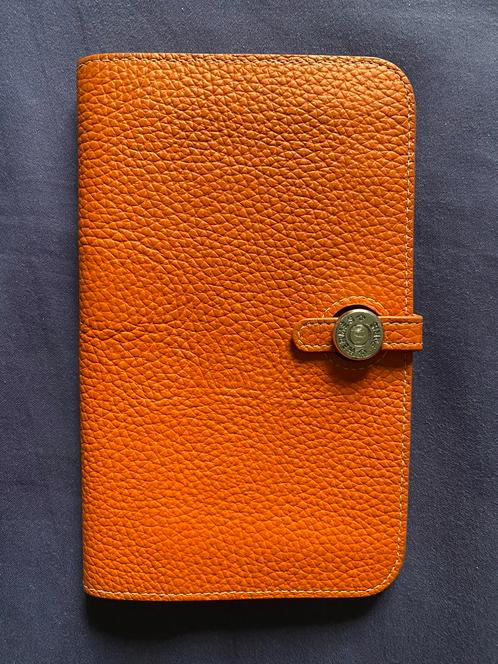 Hermès Dogon portemonnee, Handtassen en Accessoires, Portemonnees, Zo goed als nieuw, Overige merken, Oranje, Leder