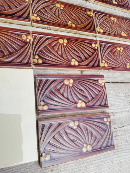 270 cm lang sierlijke art nouveau randtegels warme kleuren, Antiquités & Art, Antiquités | Assiettes décoratives & Carrelages