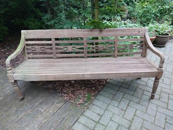 Mooie teak stationsbank beschikbaar voor biedingen